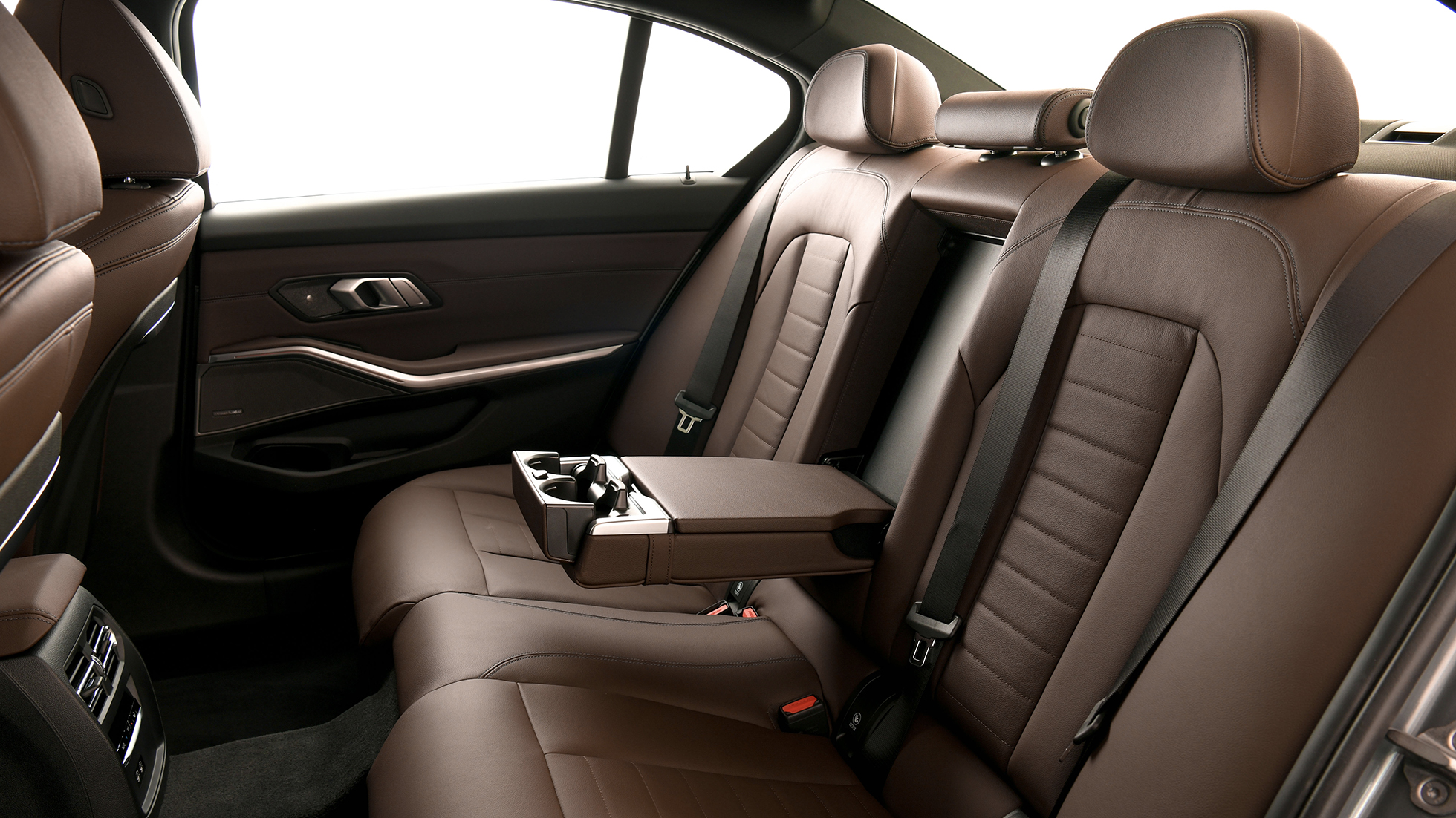 BMW 3 Series Gran Sedan G28 2022 ใหม่ ที่นั่งด้านหลังภายในห้องโดยสารหุ้มหนัง 'Vernasca' Cognac